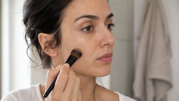 Comment prévenir l'apparition des points noirs avec le maquillage adapté