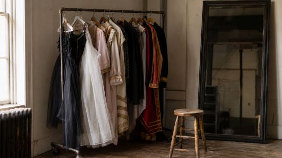 Quand la mode inspire le théâtre : collaborations scéniques et vestiaires créatifs