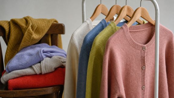 Cardigan coloré : 4 façons de dynamiser votre dressing