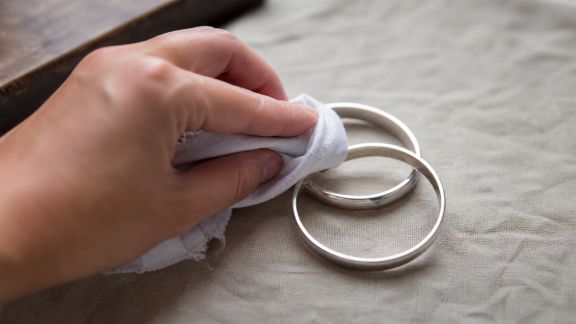 Comment bien entretenir ses bijoux en argent au quotidien