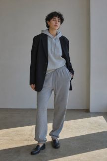 Twister un look sportswear avec des détails élégants