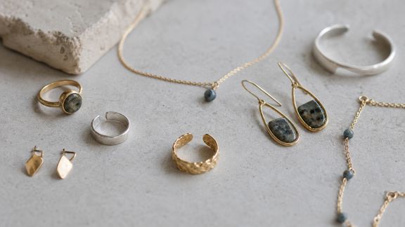 Bijoux de créateurs français : comment repérer les tendances émergentes