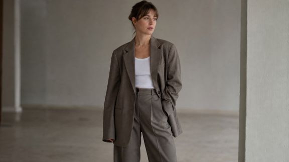 Costume féminin : erreurs à éviter pour une silhouette tendance