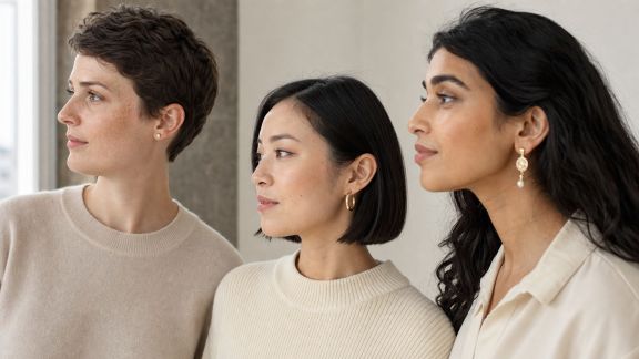 Trouver la paire de boucles d’oreilles parfaite selon sa coupe de cheveux