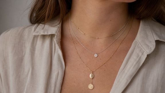 Le layering de colliers : astuces pour superposer sans surcharger