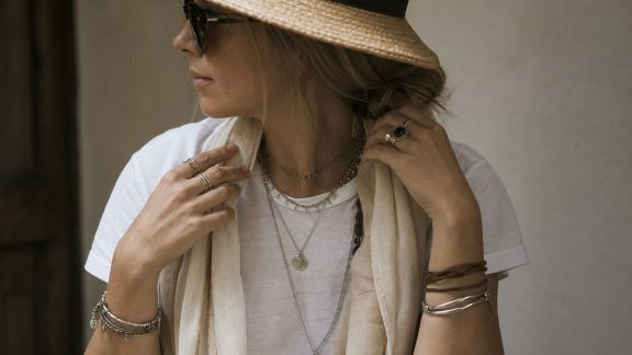 L’art de superposer les accessoires pour un look personnalisé