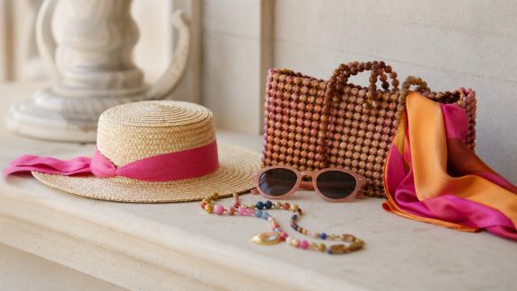 Accessoires colorés : la clé pour dynamiser une tenue estivale