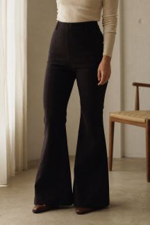 Adopter le pantalon flair pour une allure rétro-contemporaine