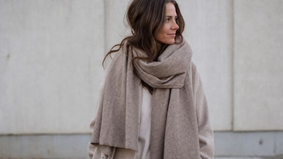 Écharpe XXL : comment sublimer une tenue en toute simplicité