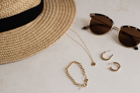 Accessoires d’été : chapeaux, lunettes et bijoux pour sublimer la saison