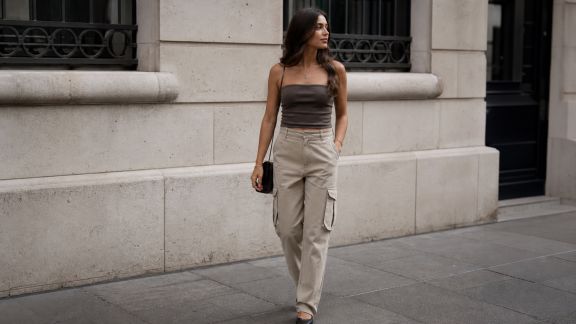 Pantalon cargo : comment l'intégrer à un look urbain et féminin
