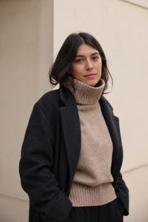 Accorder le pull à col montant pour un style hivernal tendance