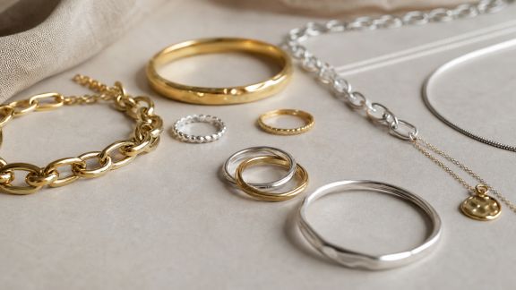 Conseils pour assortir bijoux en or et en argent avec élégance