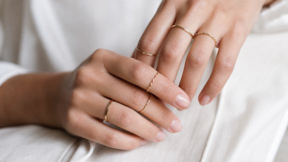 Bien porter les bagues de phalange : idées et inspirations