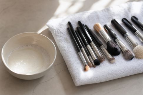 Nettoyer ses pinceaux à maquillage : fréquence, astuces et produits recommandés