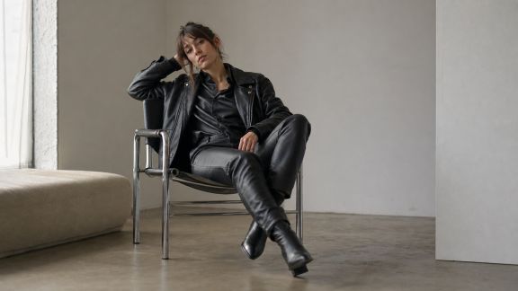 Porter le total look cuir avec subtilité