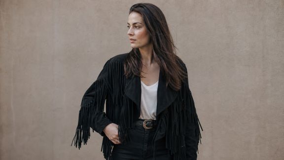 Les franges font leur show : comment les adopter avec modernité