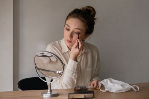 Maquillage sous le masque : adapter sa routine en toute simplicité