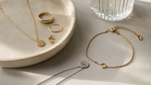 Bijoux à message : transmettre ses valeurs avec élégance