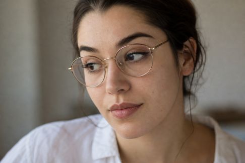 Concilier maquillage et port de lunettes : astuces pour sublimer son regard