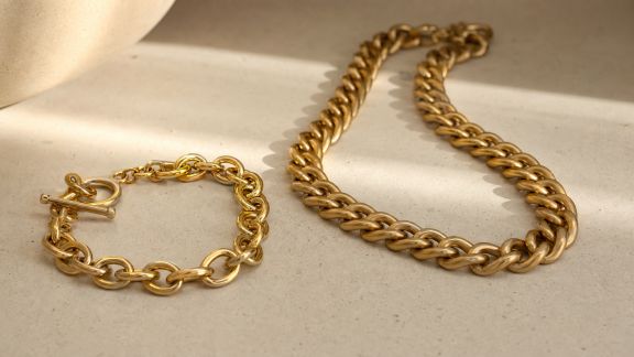 Les accessoires à chaîne épaisse : mode d’emploi pour une allure assumée