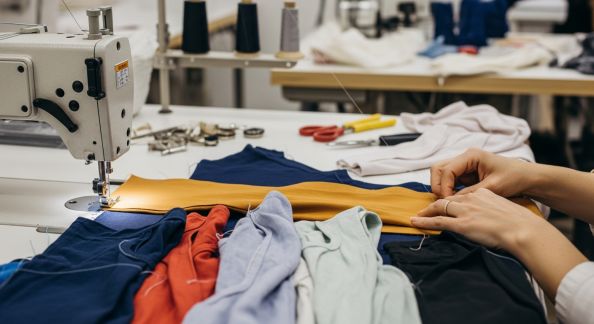 Réparer, recycler, transformer : astuces pour une garde-robe éco-friendly